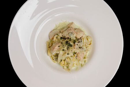 Феттучини с копченым лососем и соусом Песто