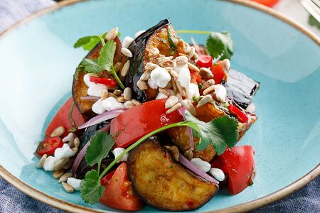 Салат с хрустящим баклажаном