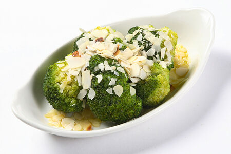 Брокколи с маслом и миндалем