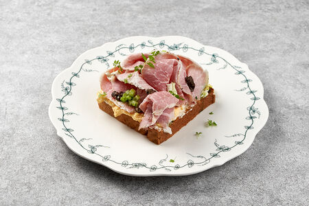 Бриошь с домашним окороком и глазуньей