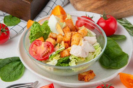 Салат Цезарь с курицей