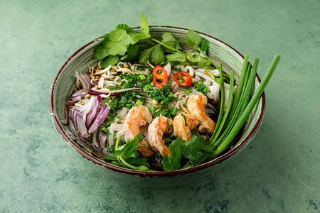 Суп Фо-га с креветками и кальмарами