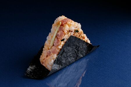 Онигири с тунцом