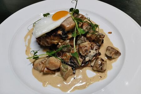 Бифштекс с яйцом на боксти с белыми грибами