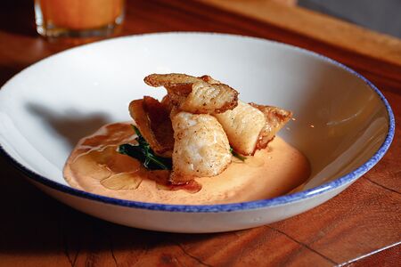 Приморский окунь со шпинатом