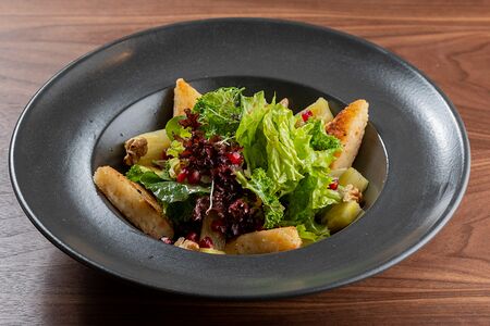 Салат с жареным сулугуни и ананасом (Peynirli Anansli Salata)