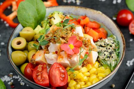 Боул с копчёной курицей и луком фри