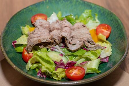 Салат с ростбифом