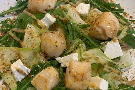 Зеленый салат с морским гребешком