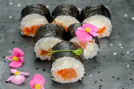 Малый ролл с икрой тобико, лососем и сыром №38