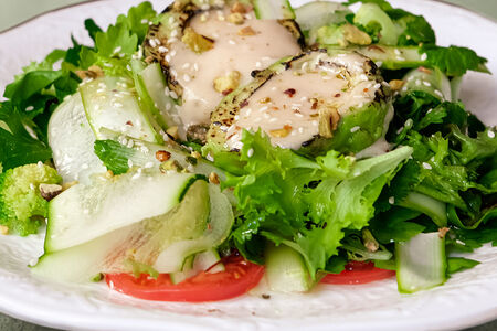 Салат с печёным авокадо и фисташкой