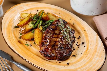 Стейк из cвинoй шеи с картофелем беби