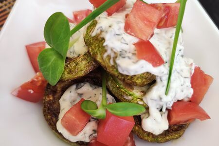 Жареные кабачки с чесночным соусом