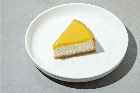 Чизкейк с соусом манго