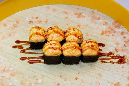 Запечённый ролл с лососем