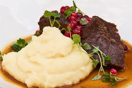 Говяжьи щеки с картофельно-сельдереевым пюре