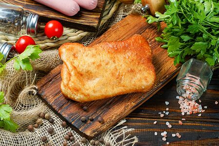 Жареный пирожок с картошкой и сосиской
