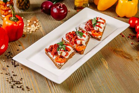Брускетта с моцареллой и вялеными помидорами