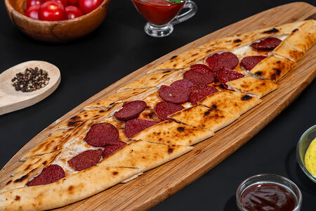 Пиде с сыром и суджуком