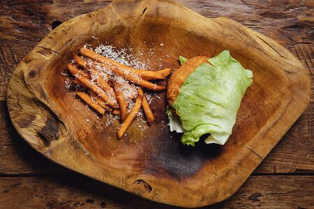 Фишбургер Sempre, пряный соус, битые огурцы