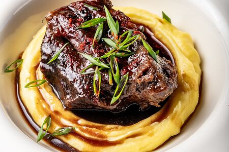 Говяжьи щёчки с картофельным пюре