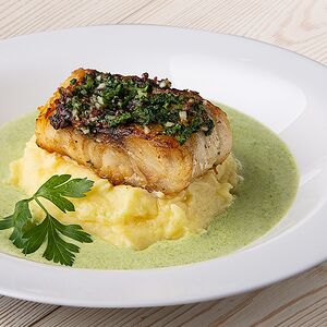 Филе трески с пюре из сельдерея и сливочным соусом