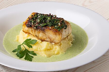 Филе трески с пюре из сельдерея и сливочным соусом