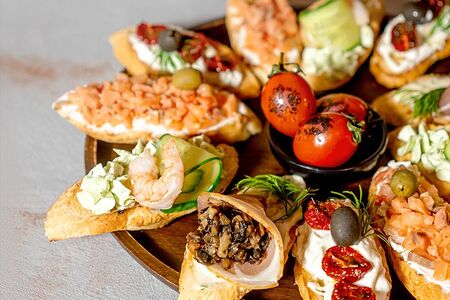 Брускетты с креветкой и сыром