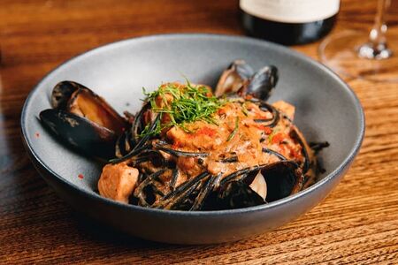 Спагетти нери, лосось, мидии, томатный соус