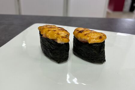 Запеченный гункан Лосось