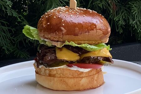 Бургер с рваной говядиной