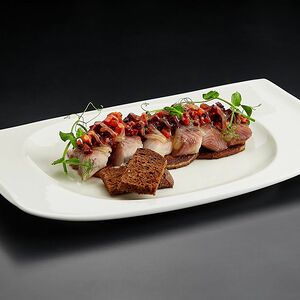 Сельдь на печеном картофеле, овощной винегрет, семечки подсолнуха