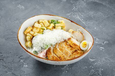 Салат Цезарь с курицей