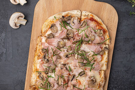 Пинца с ветчиной и грибами