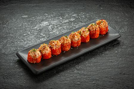 Запеченный ролл с лососем, тунцом и угрем