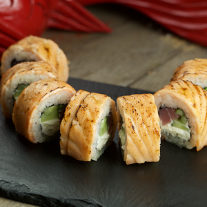 Ролл с запеченным лососем и тунцом