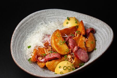 Картофель по-деревенски с охотничьими колбасками, медово-горчичным соусом, луком фри и пармезаном