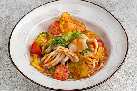 Салат с кальмаром и чипсами