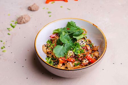 Жареная лапша Чоу Мейн