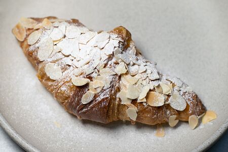 Круассан с миндалем