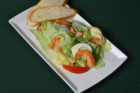 Салат Цезарь с креветками