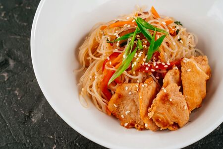 Тайский салат с фунчозой