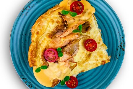 Омлет с курицей су-вид, грибами и сырным соусом