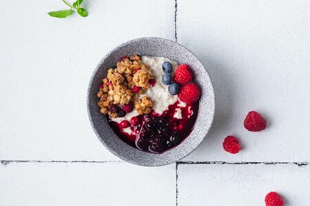 Каша овсяная со свежими ягодами