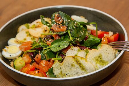 Салат с форелью и ореховым соусом