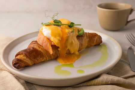 Бенедикт с лососем и авокадо на круассане