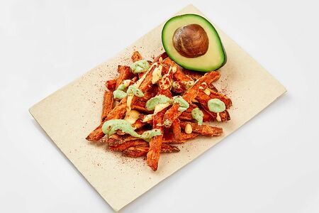 Батат с соусом гуакамоле, сыром и копчёной паприкой