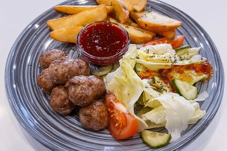 Митболы с брусничным соусом