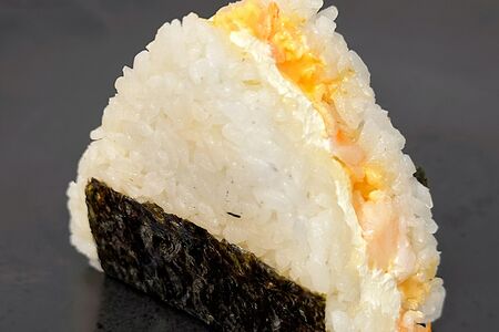 Онигири Креветка в соусе том ям