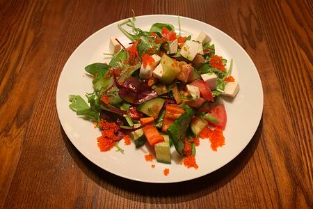 Салат со слабосоленой семгой и овощами